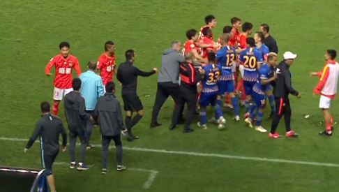  法兰克福球迷冲突导致延时开赛  